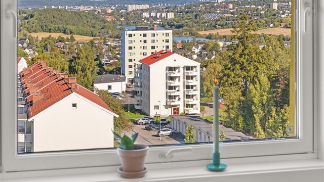 Fra kjøkkenet er det fri sikt mot Østmarka og Østensjøvannet, en utsikt som kan nytes året rundt.