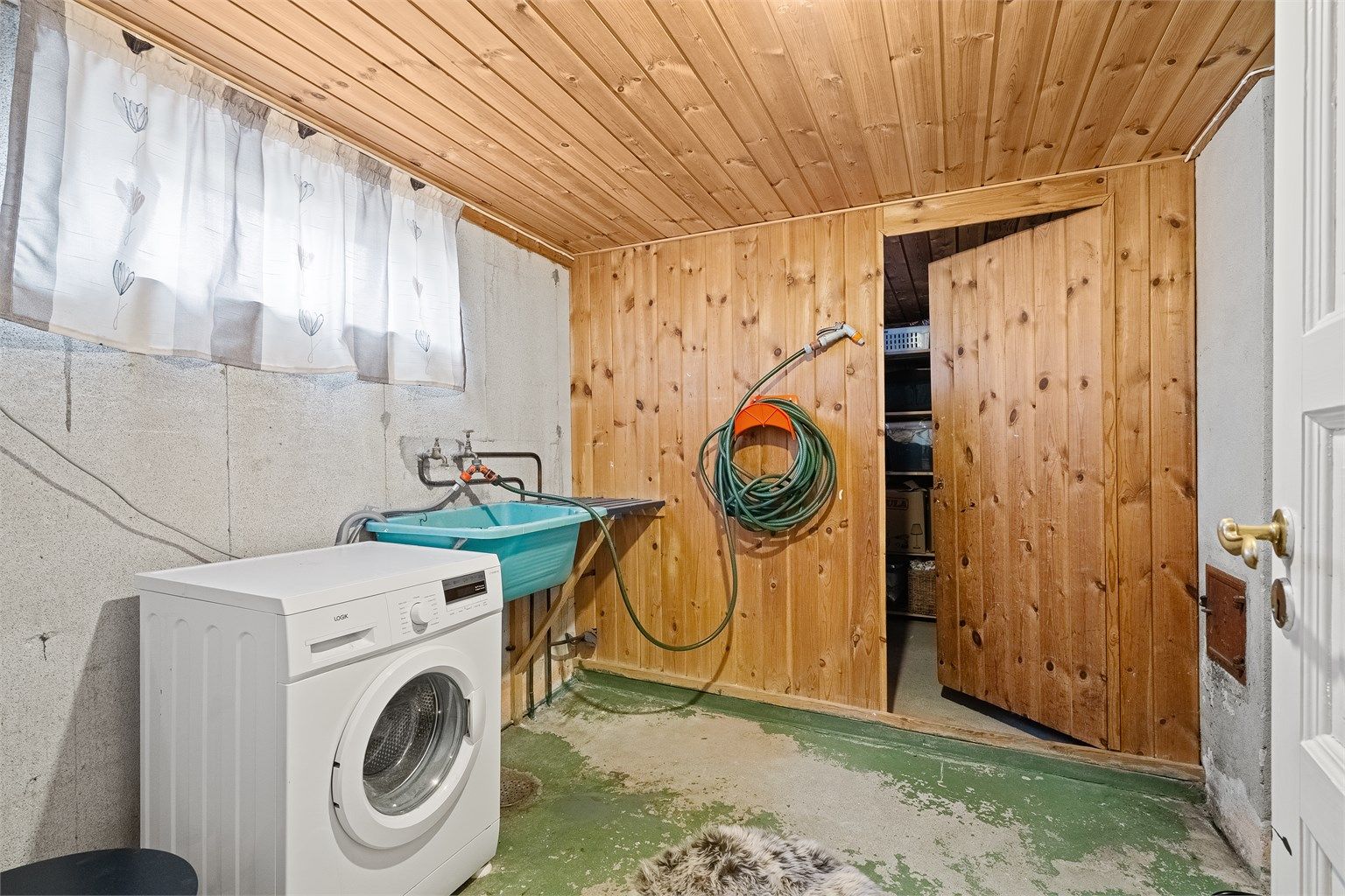 Stor vaskerom i kjeller og boder med lagringsplass. 