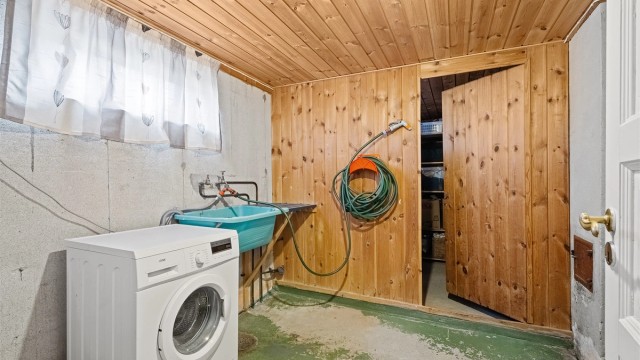 Stor vaskerom i kjeller og boder med lagringsplass.