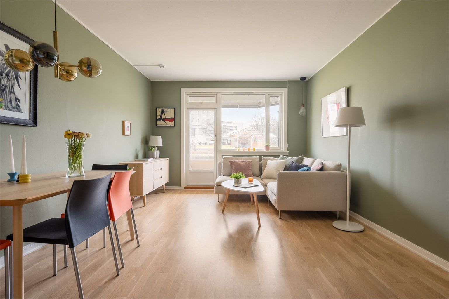 Stuen byr på god plass til både sofagruppe og tv-seksjon, samt plass til et hyggelig spisebord