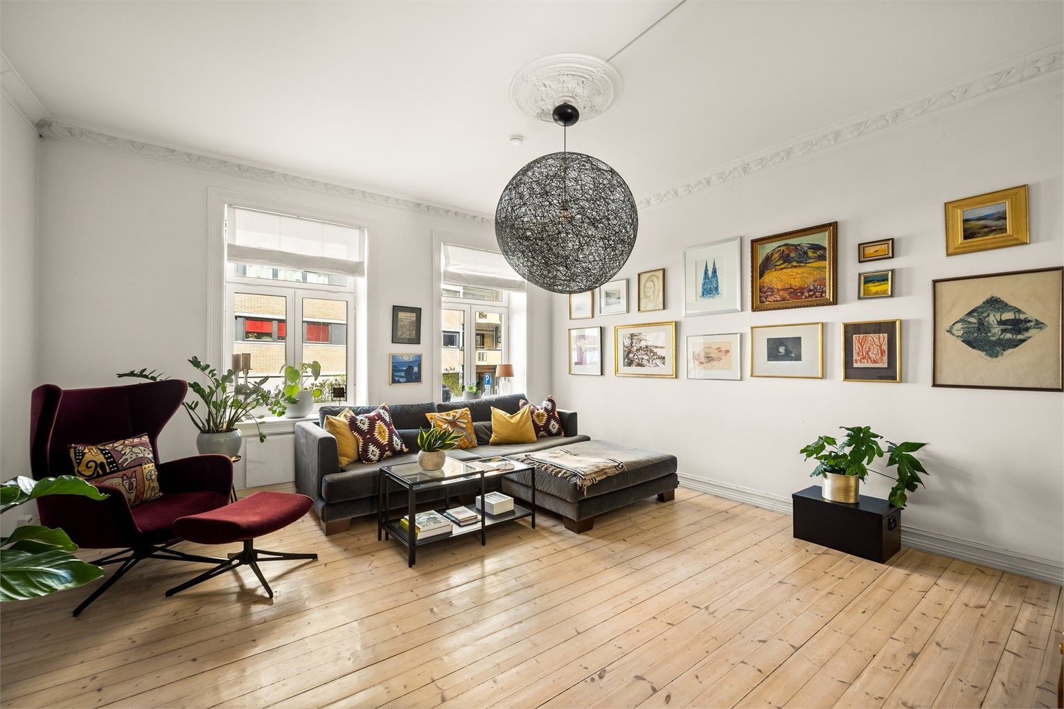 Stuen er romslig og har plass til både en stor sofagruppe og spisebord.