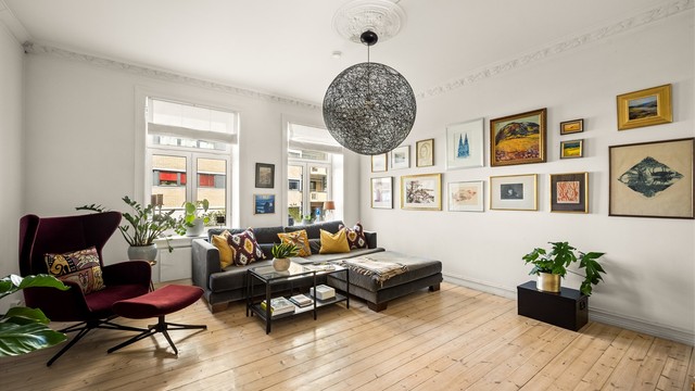 Stuen er romslig og har plass til både en stor sofagruppe og spisebord.