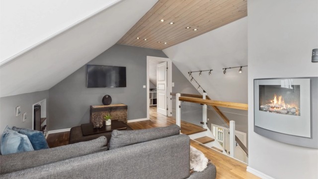 Loftstuen er et ideelt rom for å slappe av, lese en god bok eller se noe spennende på tv.