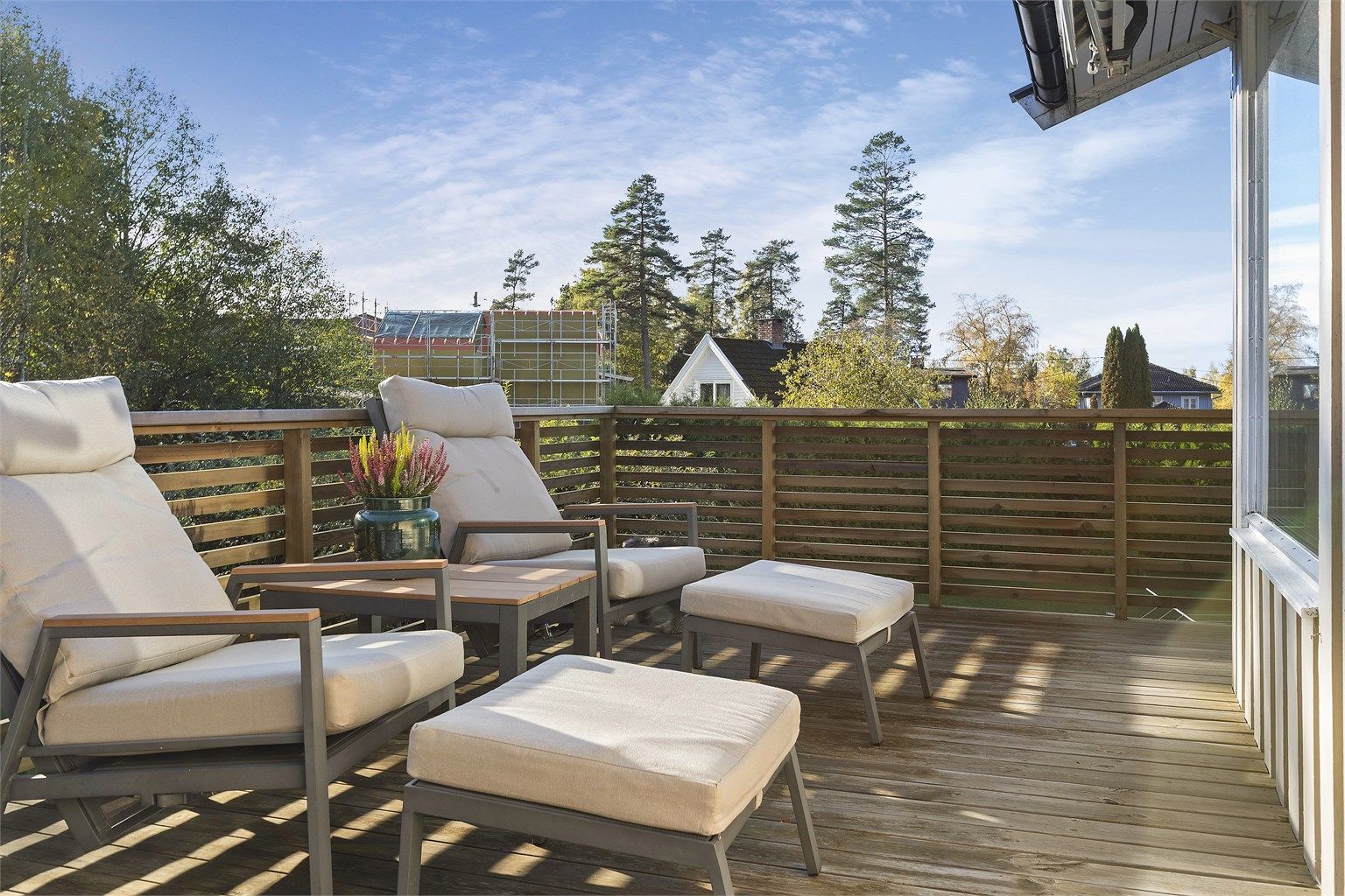 Verandaen har god plass til sittegruppe og utemøbler.