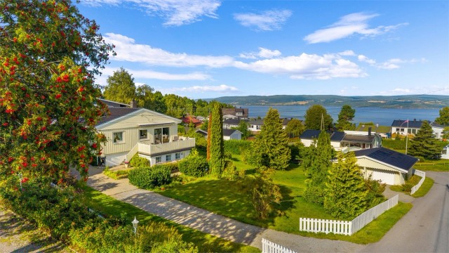 Eiendommen ligger fint til i terrenget med stor tomt og nærhet til Øyeren. (foto Digit Media)