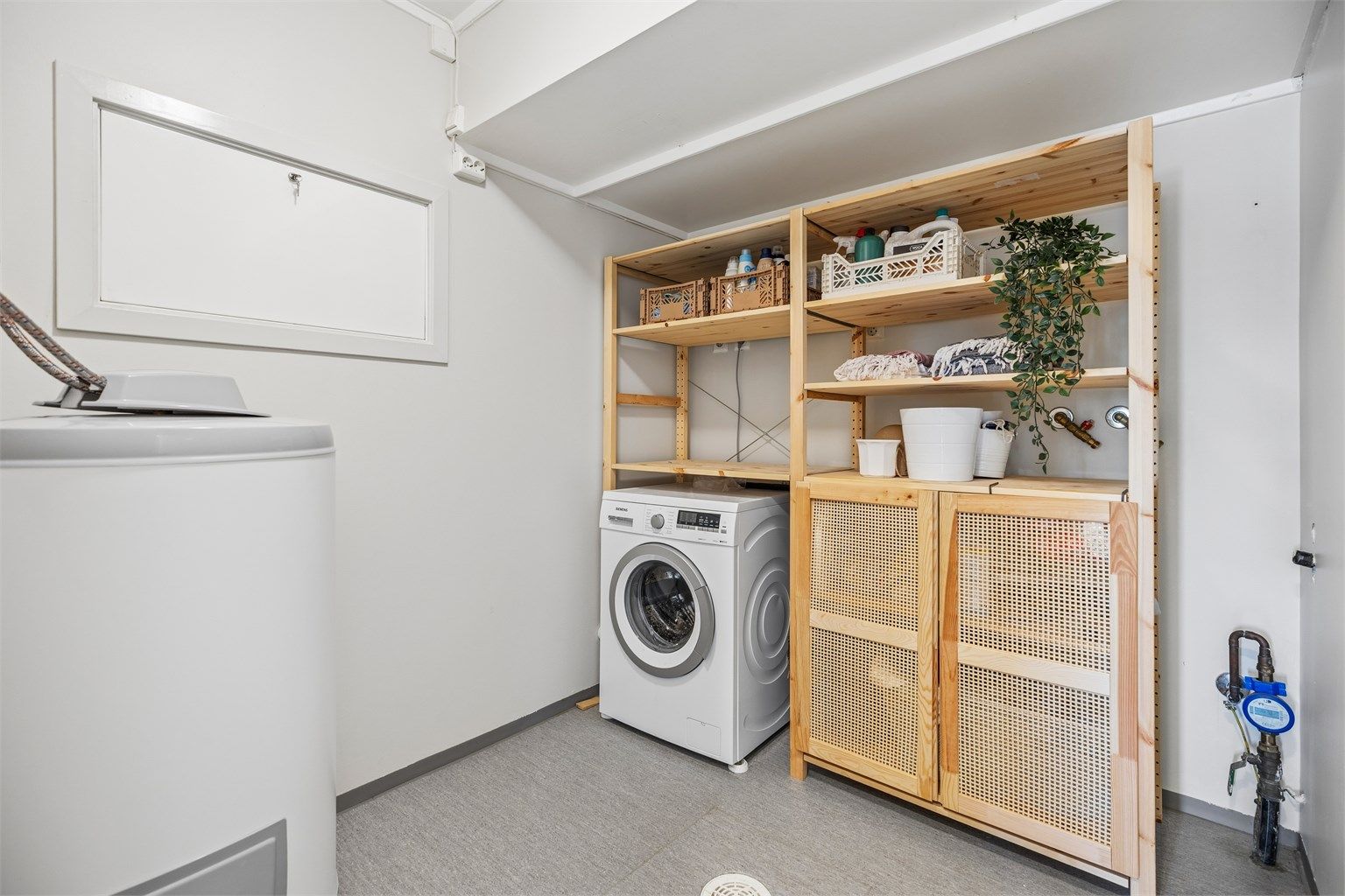 Boligen har også eget vaskerom som gir en praktisk og ryddig løsning for klesvask og oppbevaring.