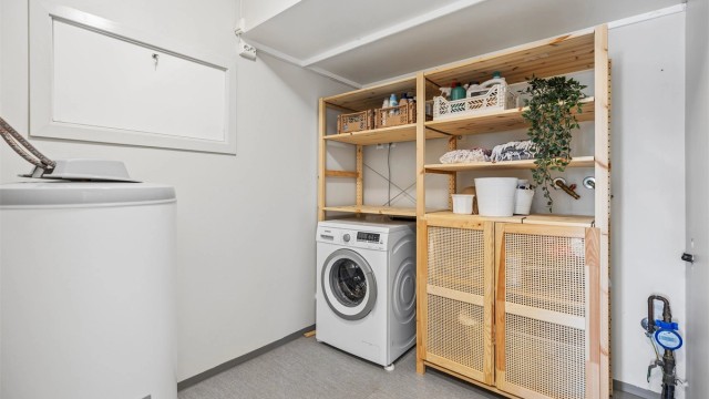 Boligen har også eget vaskerom som gir en praktisk og ryddig løsning for klesvask og oppbevaring.