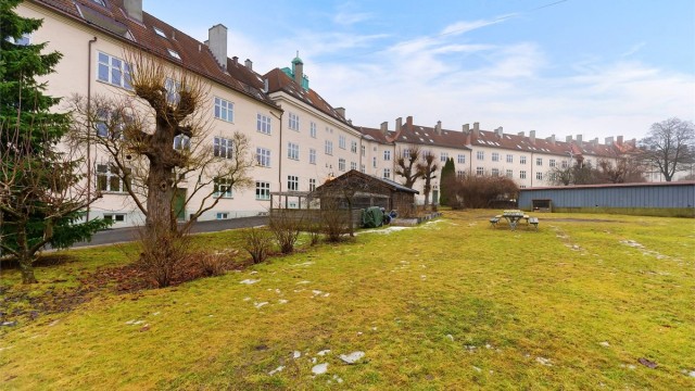 Alt er tilgjengelig på kun 5 minutters gåavstand. Torshov
er et veldig godt etablert boligområde, og samtidig
levende og urbant. Leiligheten ligger fint til i rolige omgivelser