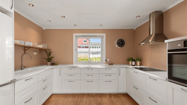 Lyst, pent og velutstyrt kjøkken