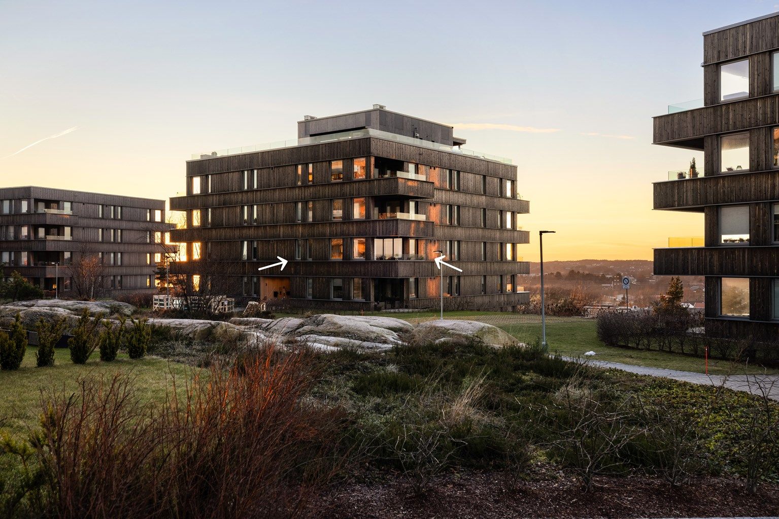 Leiligheten er en del av Lyngen Borettslag som er oppført helt ytterst på pynten, lengst vest på Begbyåsen.