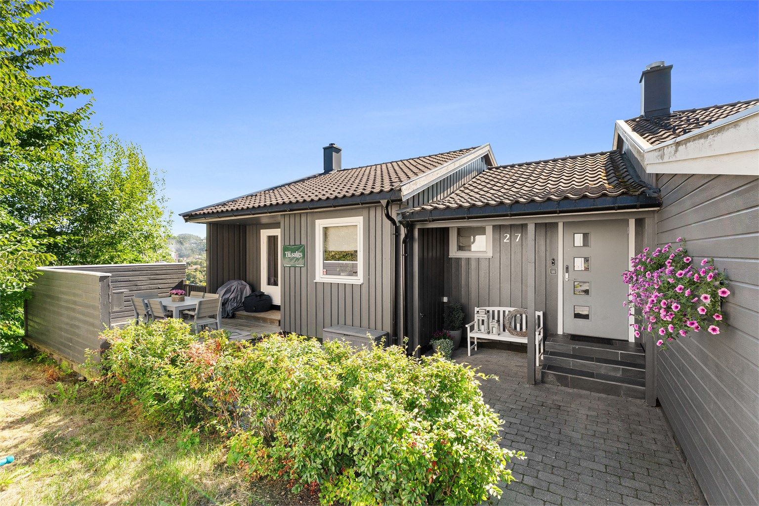Koselig inngangsparti med terrasse.