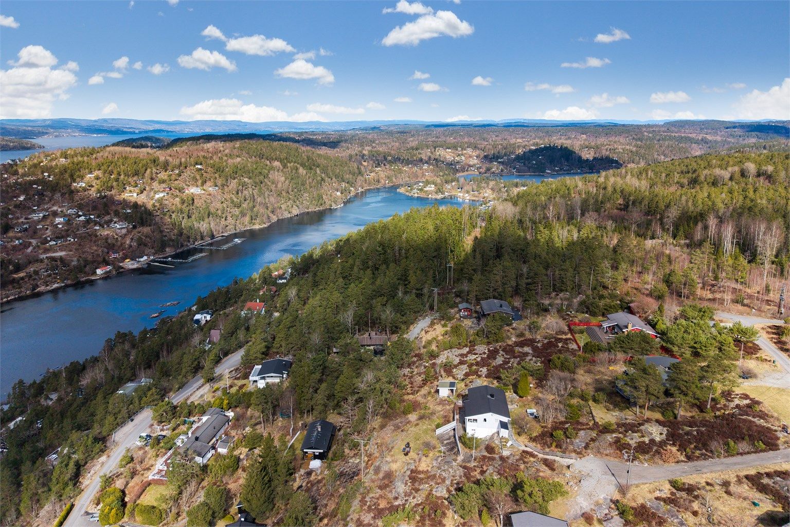 Øvredammen, med bade- og fiskemuligheter, ligger kun 800 meter unna.