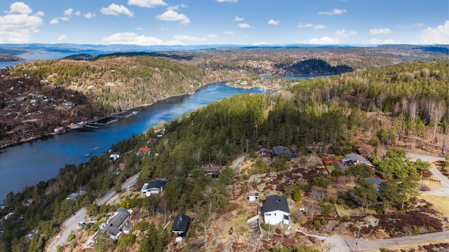Øvredammen, med bade- og fiskemuligheter, ligger kun 800 meter unna.
