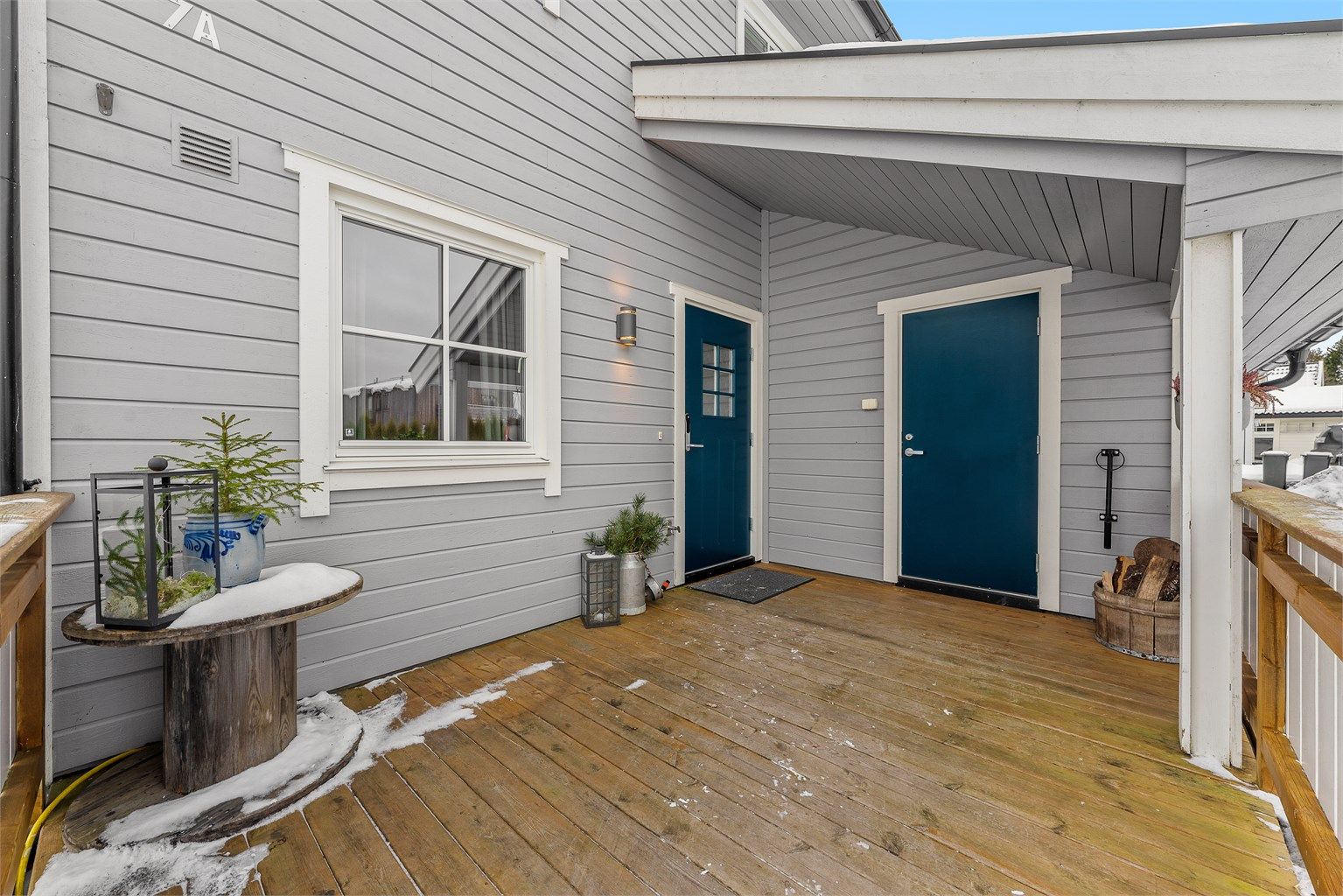 Det er adkomst til boligen via gruslagt gårdsplass til overbygget inngangsparti. Ved inngangspartiet er det plass til kafé-sett og grønne vekster. Det er i tillegg ekstra lagringsplass i tilhørende sportsbod. 