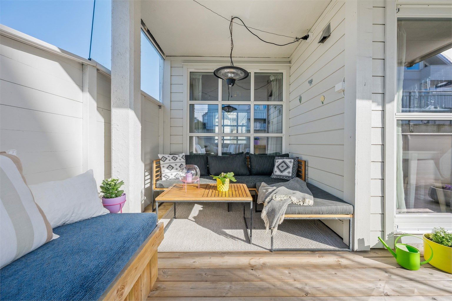 Fin, lun og overbygget terrasse. 