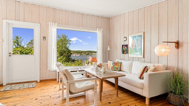Store vindusflater i stuen og kjøkken sørger for en lys og god romfølelse.