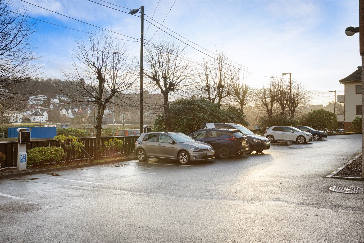 Styret opplyser om god dekning av felles parkeringsplasser