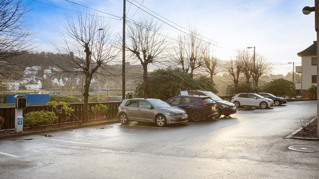 Styret opplyser om god dekning av felles parkeringsplasser