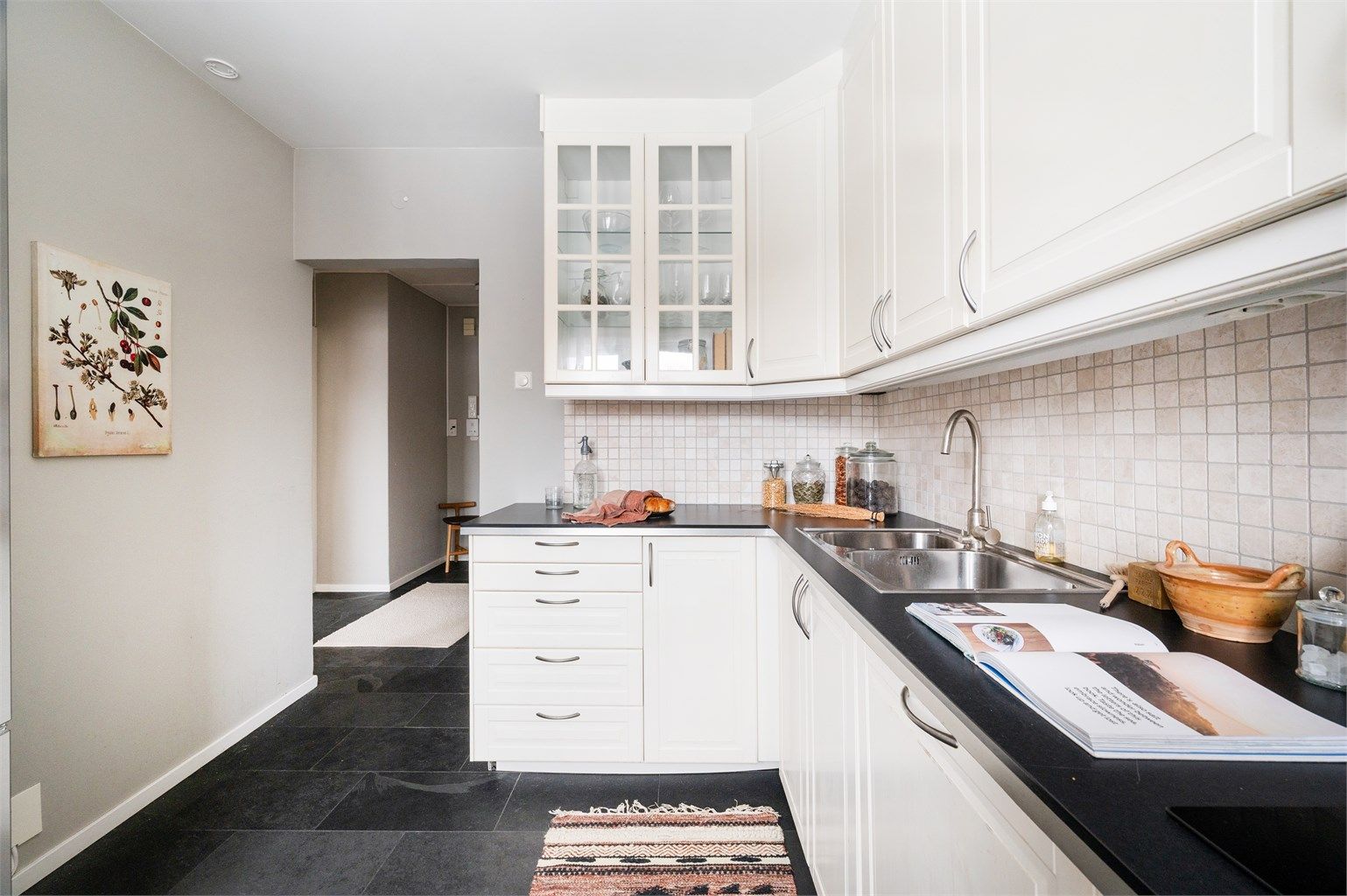 Kjøkkenet er utstyrt med integrert platetopp, stekeovn og oppvaskmaskin.