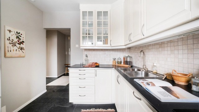 Kjøkkenet er utstyrt med integrert platetopp, stekeovn og oppvaskmaskin.