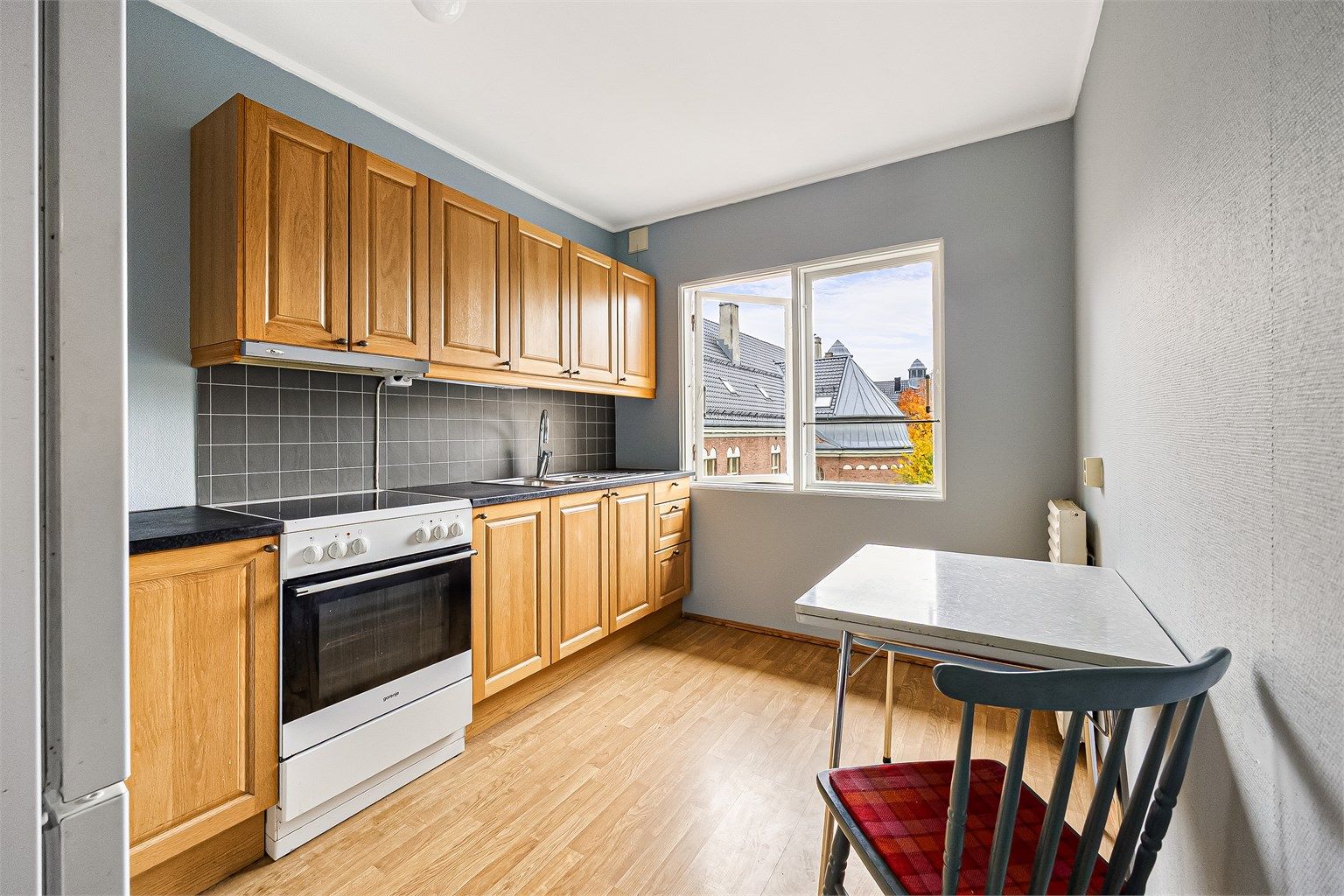 Leiligheten ligger i byggets fjerde etasje og har behov for modernisering, men her kan du skape ditt drømmehjem!