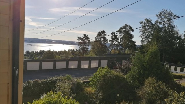Flott fjordutsikt over Bunnefjorden mot øst fra balkongen. (Selgers egne bilde)