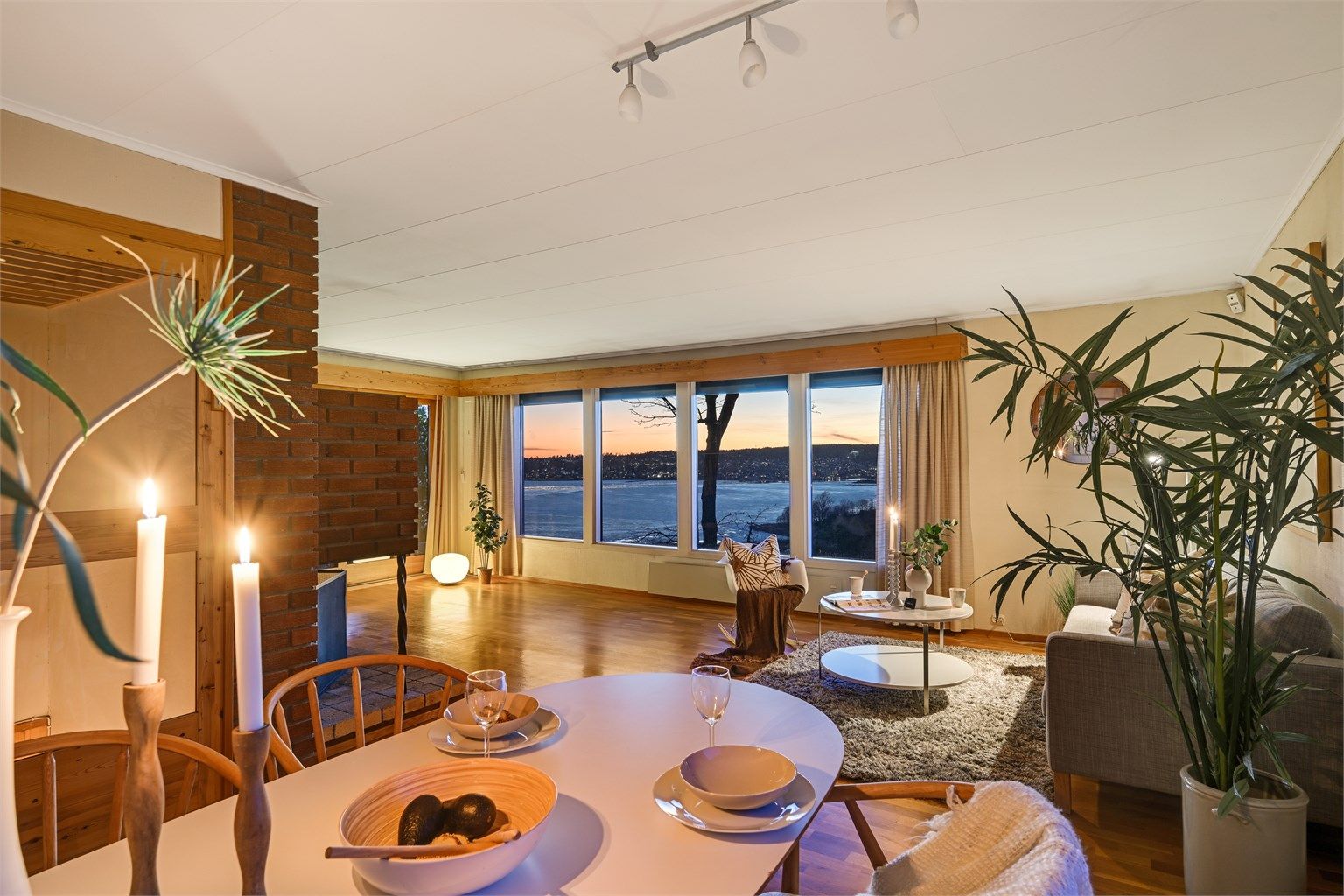 Detaljene i rommet bidrar til en varm og hjemmekjær følelse – et sted som er lett å trives i.