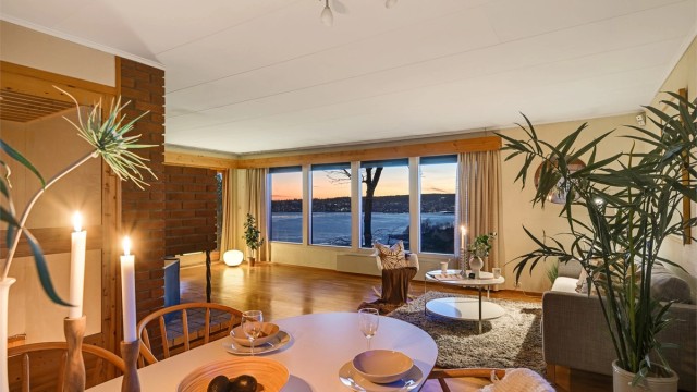 Detaljene i rommet bidrar til en varm og hjemmekjær følelse – et sted som er lett å trives i.