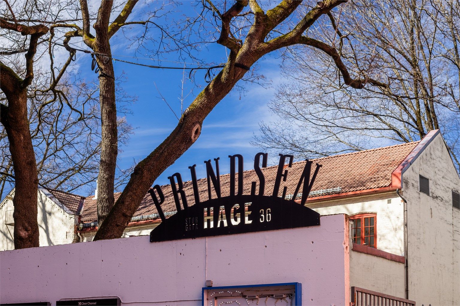 Nabolaget byr på en herlig miks av restauranter, barer og kaféer, som populære Prindsen Hage, med både grønne omgivelser og livlig stemning.