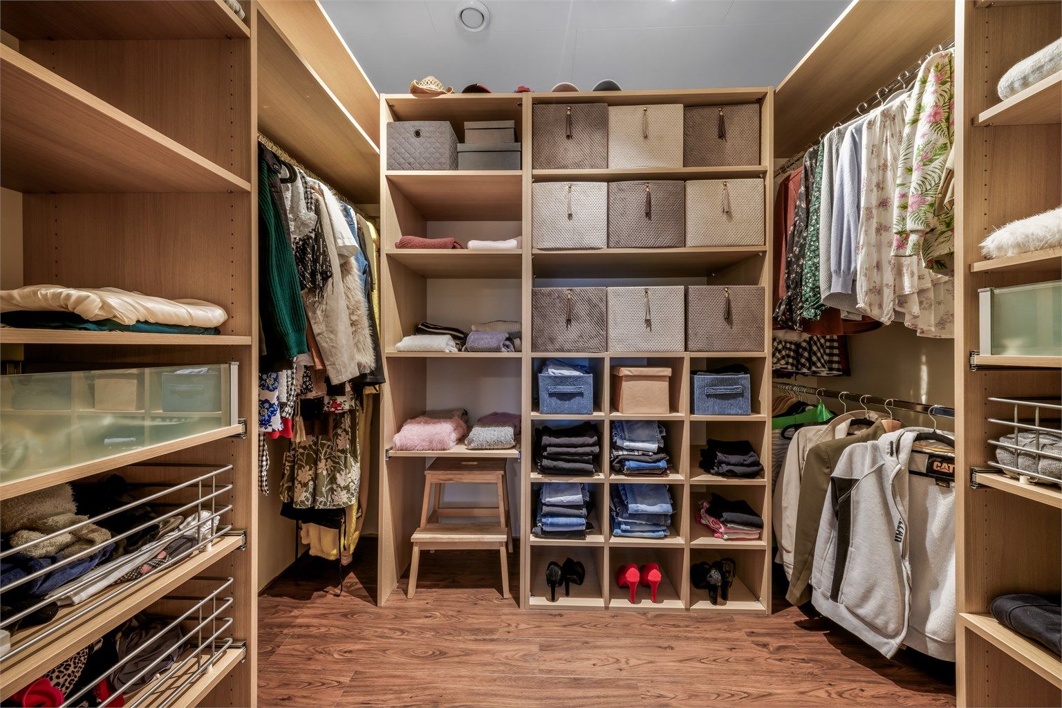 Romslig garderobe med praktiske hyller og opphengssystemer.