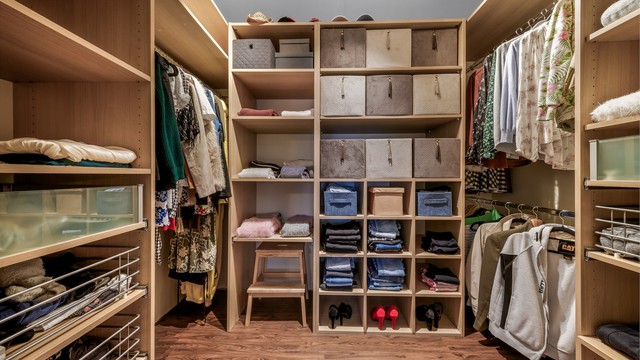 Romslig garderobe med praktiske hyller og opphengssystemer.