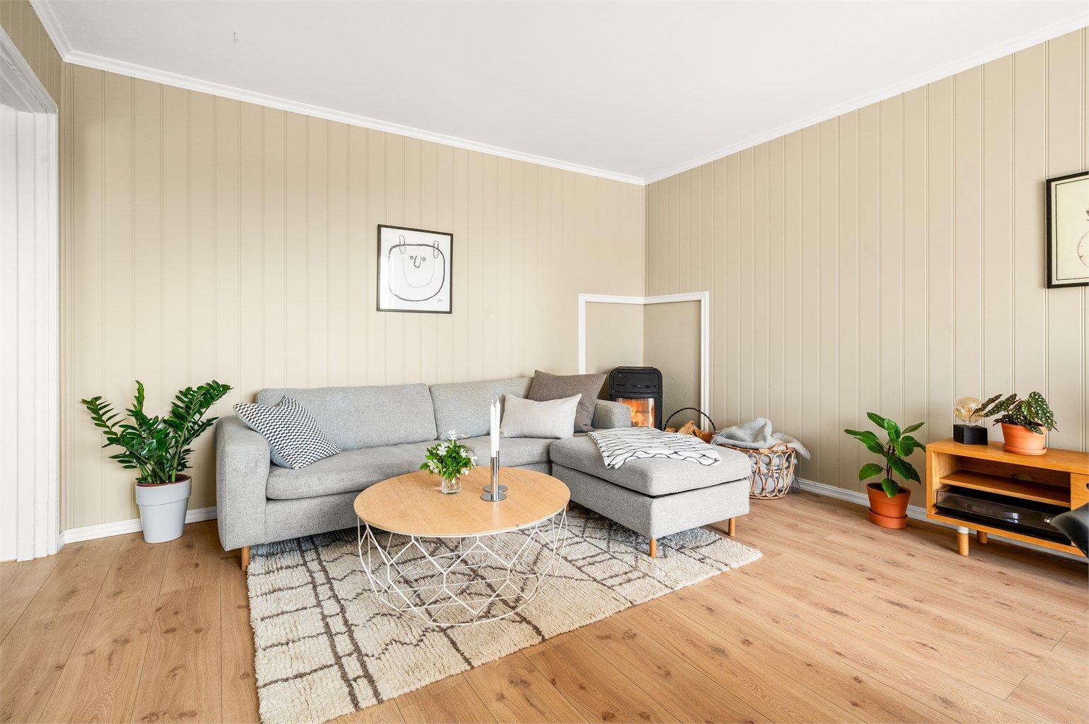Stuen har også god plass til romslig sofa.