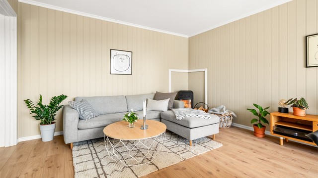Stuen har også god plass til romslig sofa.