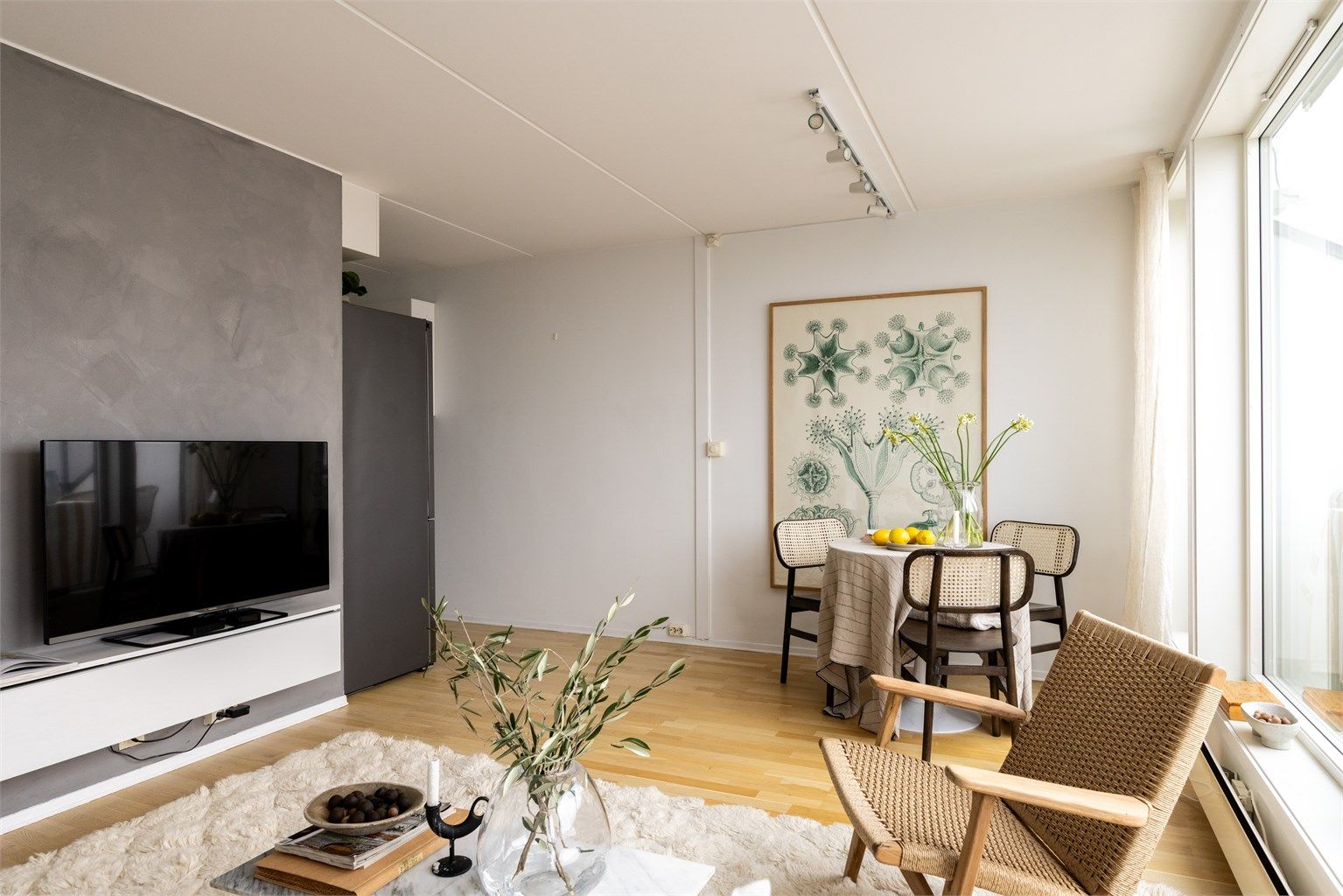  I og med at leiligheten ligger i toppetasjen, er boligen skjermet og har så og si ingen direkte innsyn. 