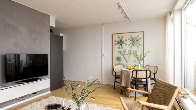 I og med at leiligheten ligger i toppetasjen, er boligen skjermet og har så og si ingen direkte innsyn.