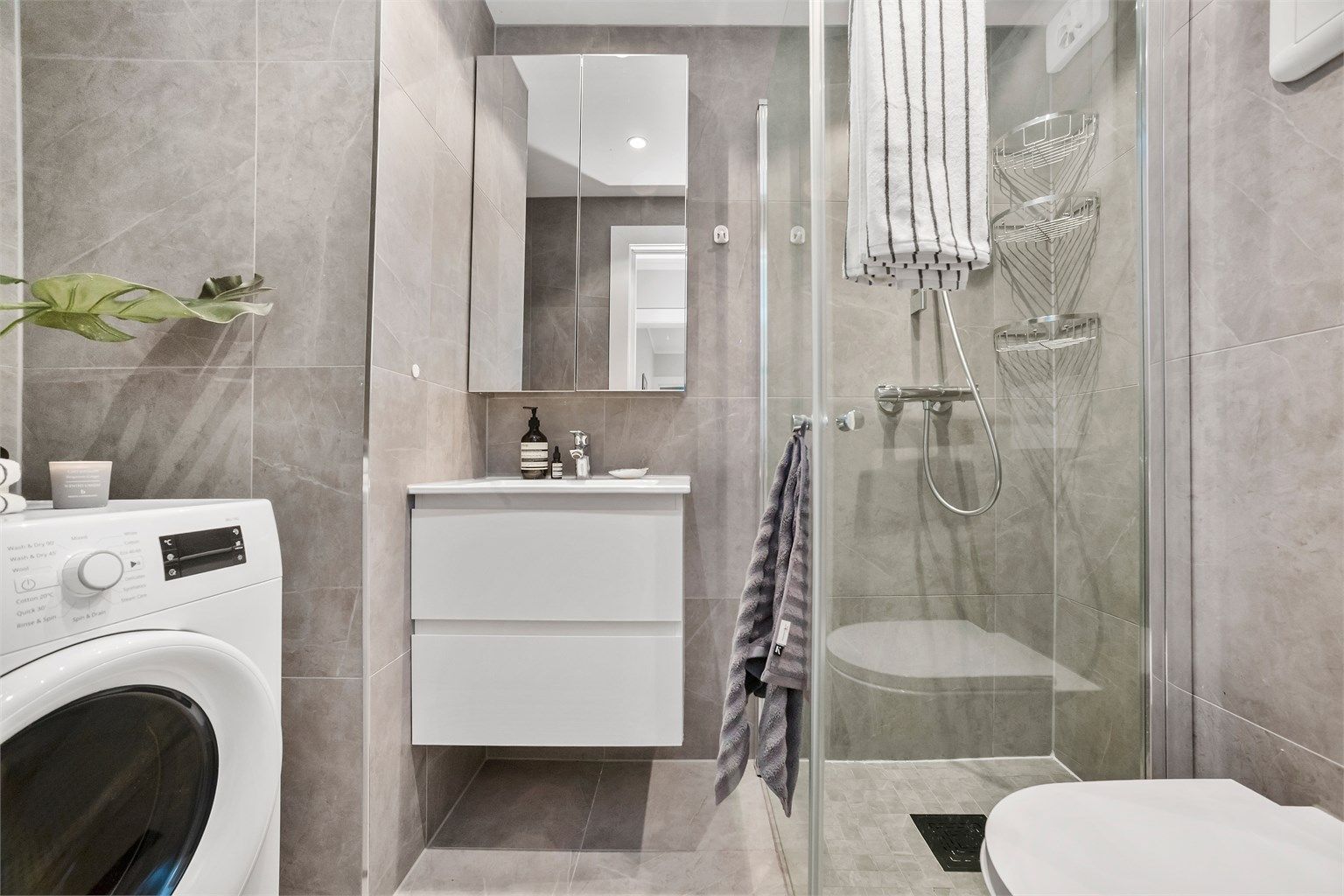 Baderommet ble fornyet i 2025 og har gulvvarme, downlights og opplegg for vaskemaskin.