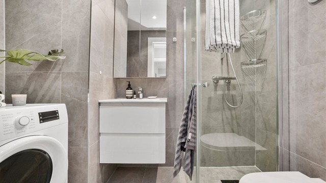 Baderommet ble fornyet i 2025 og har gulvvarme, downlights og opplegg for vaskemaskin.