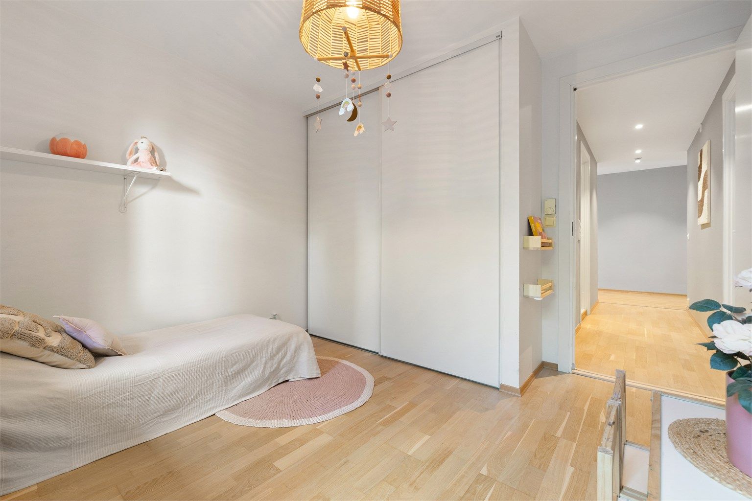 Skyvedørsgarderobe gir god utnyttelse av plassen.