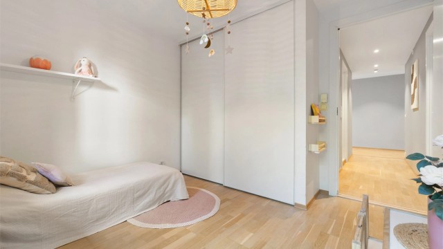 Skyvedørsgarderobe gir god utnyttelse av plassen.