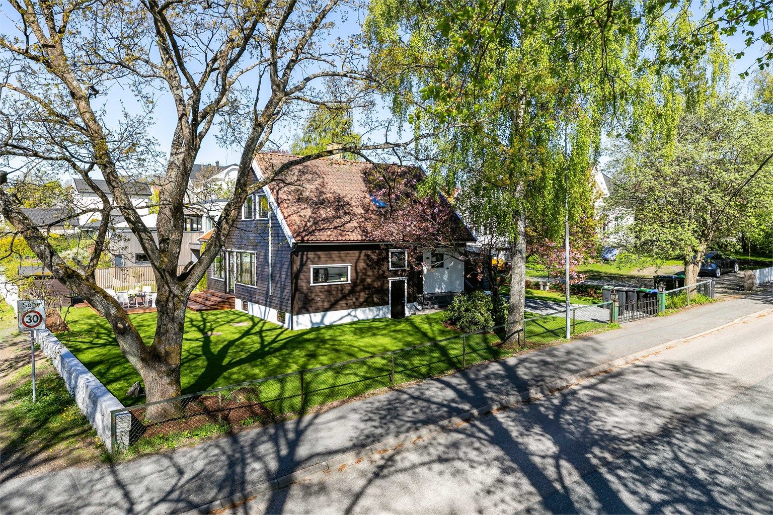 Det er enkel adkomst til eiendommen, blant annet fra Helgerødgata og Gimlekrysset like ovenfor. Byen og togstasjonen er innenfor gangavstand.