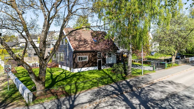 Det er enkel adkomst til eiendommen, blant annet fra Helgerødgata og Gimlekrysset like ovenfor. Byen og togstasjonen er innenfor gangavstand.