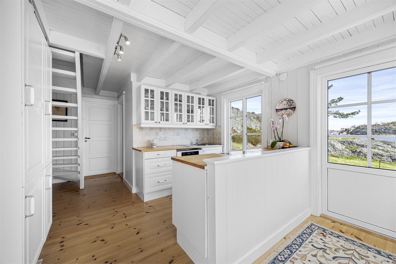 Kjøkkeninnredningen byr på praktiske løsninger og en åpent ut mot stuen. 