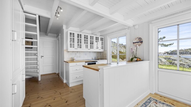 Kjøkkeninnredningen byr på praktiske løsninger og en åpent ut mot stuen.