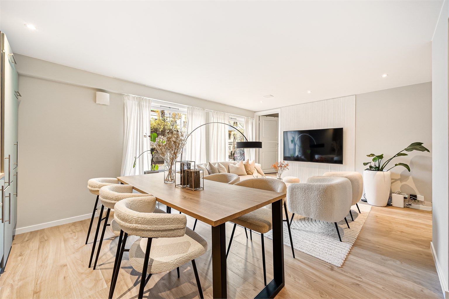 Stuen har store vindusflater som gir leiligheten godt med naturlig dagslys, i kombinasjon med moderne fargevalg gir en lun og god atmosfære.