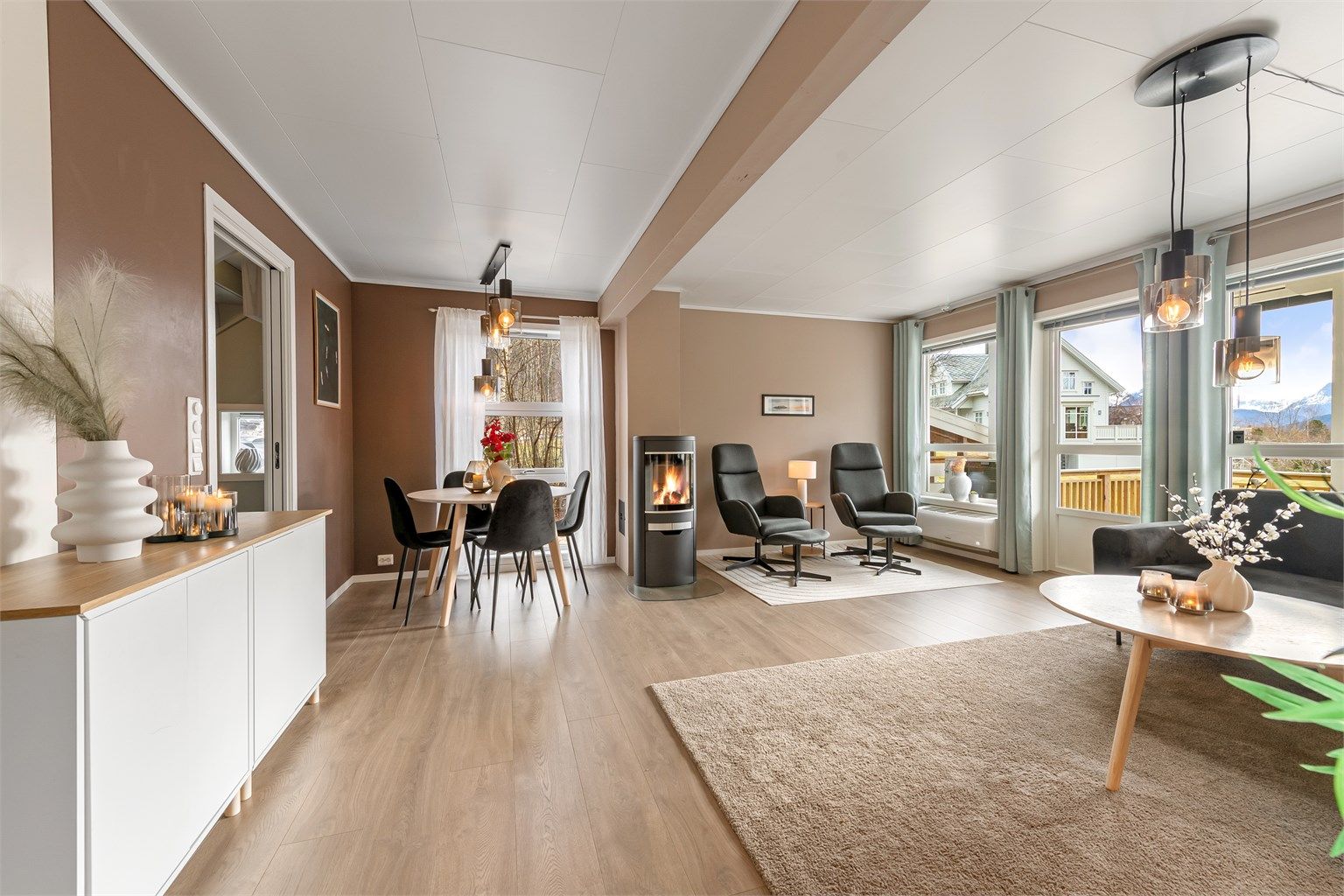 Gulvet i stue og kjøkken ble nylig byttet, noe som gir et helhetlig og tidsriktig uttrykk.