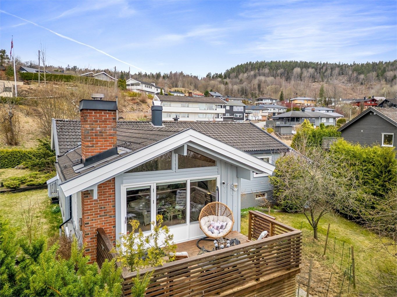 Baksiden av huset vender mot den private hagen.