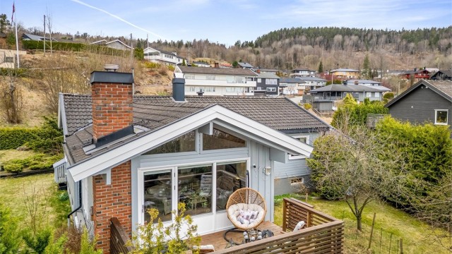 Baksiden av huset vender mot den private hagen.