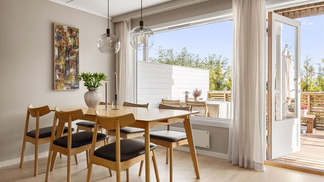 Spiseplass plassert ved vindusflaten med direkte dør ut til terrassen.