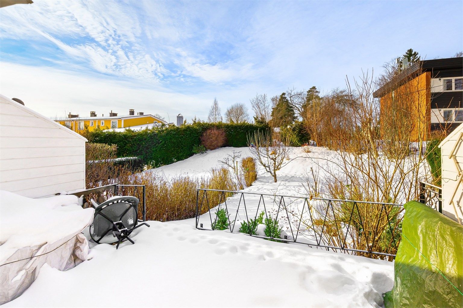 Innholdsrikt rekkehus over 3 plan med markterrasse og hage med gode solforhold