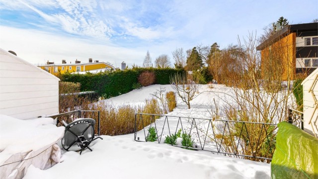 Innholdsrikt rekkehus over 3 plan med markterrasse og hage med gode solforhold